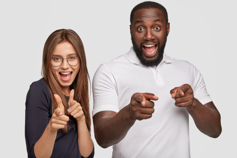 couple-interracial-expressions-positives-vous-montre-du-doigt-air-confiant-regarde-distance